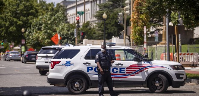 В США полиция задержала мужчину, угрожавшего взрывом бомбы у Капитолия - Фото