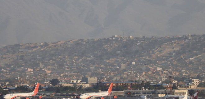 Українців з Кабулу поки не можуть евакуювати, рейс вже кілька разів переносили – Кулеба - Фото