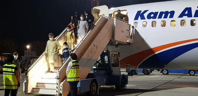 В Киеве приземлился самолет из Кабула: эвакуировали 41 украинца, в том числе 27 детей - Фото