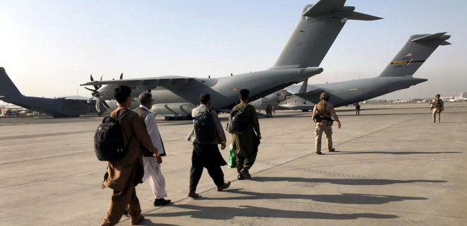 США и союзники заявили об угрозе теракта в аэропорту Кабула, но люди не уезжают - Фото