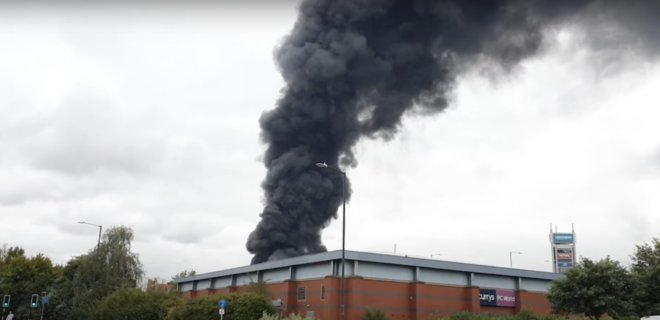 Сильна пожежа на хімічному підприємстві в Англії, жителів евакуюють: відео - Фото