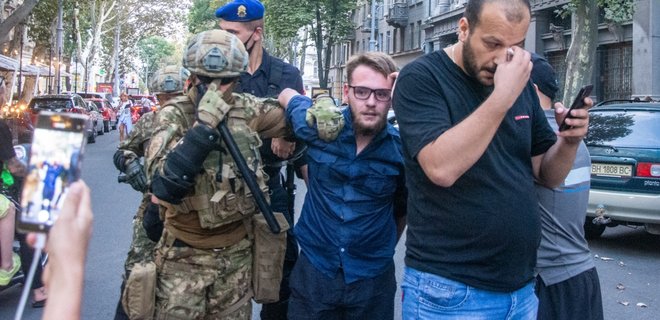 В Одессе произошли стычки между противниками ЛГБТ и полицией: 51 человек задержан – видео - Фото