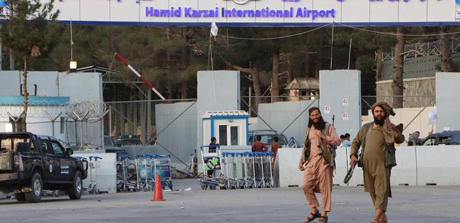 США призвали своих граждан немедленно покинуть аэропорт Кабула и его окрестности - Фото