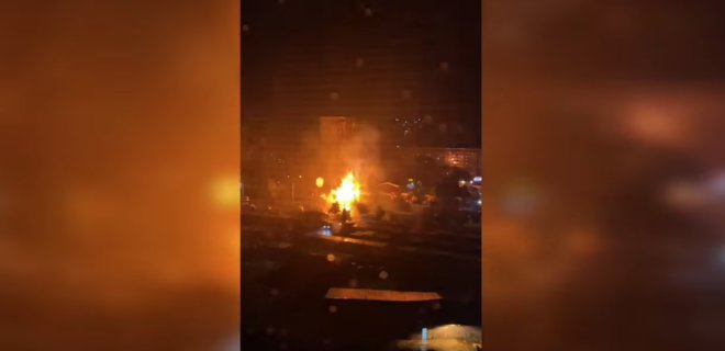 В Киеве молния попала в электроопору – возник пожар: видео - Фото