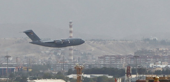 Кінець майже 20-річної місії. Останній літак США залишив аеропорт Кабула - Фото