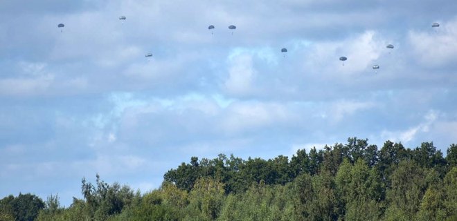 На шаг ближе к НАТО. В Житомире десантники ВСУ испытали американские парашюты – фото - Фото