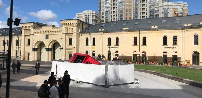 В Киеве грузовик провалился в фонтан на Арсенальной. Его только вчера открыли: фото, видео - Фото