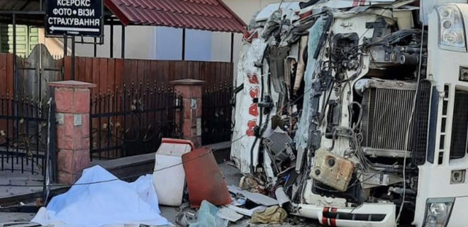 Во Львовской области грузовик въехал в магазин, погибли четыре человека: фото, видео - Фото
