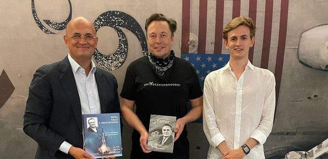 Илон Маск показал SpaceX внуку и правнуку Сергея Королева – фото - Фото