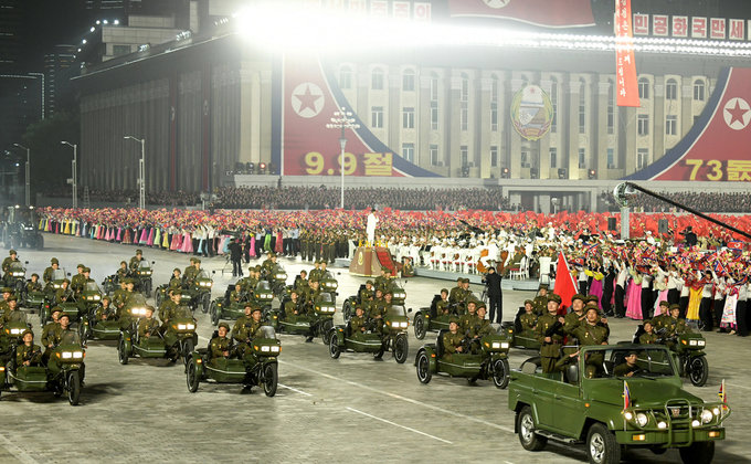 КНДР провела ночной военный парад. Без ракет, но с конницей и костюмами биозащиты: фото