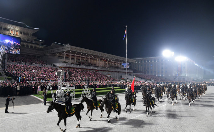 КНДР провела ночной военный парад. Без ракет, но с конницей и костюмами биозащиты: фото