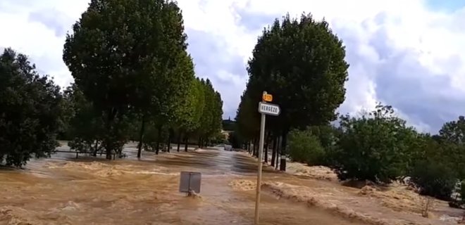 На юг Франции обрушилось мощное наводнение: видео - Фото