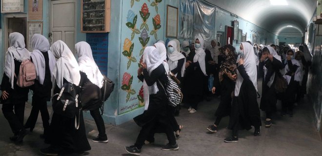 Талибы в Афганистане запретили девочкам посещать среднюю школу - Фото