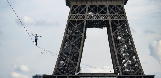 У Парижі канатоходець пройшов пів кілометра на висоті 70 метрів: відео - Фото