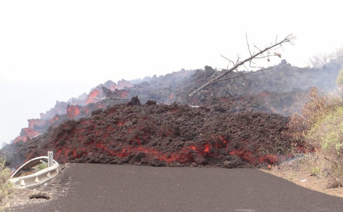 Извержение вулкана на Канарах. Лава уничтожает дома и подбирается к морю: фото и видео
