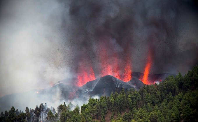 Извержение вулкана на Канарах. Лава уничтожает дома и подбирается к морю: фото и видео