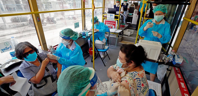 В Таиланде разрешили нетрадиционный метод вакцинации от коронавируса - Фото