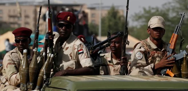 Влада Судану заявила про запобігання спробі держперевороту: відео танків на вулицях - Фото
