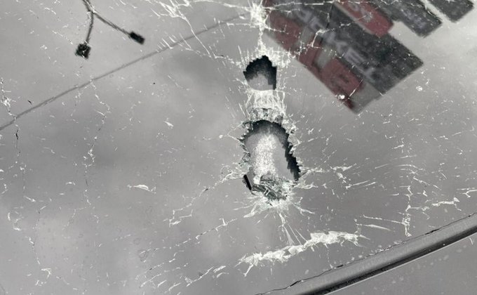 Під Києвом обстріляли авто Шефіра: фоторепортаж із місця події