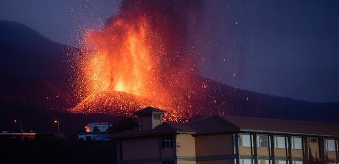 Фото дня. Фонтан раскаленной лавы на Канарах: пятый день извержения вулкана - Фото