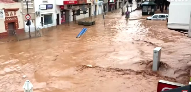 Наводнение в Испании. Людей призывают бросить 