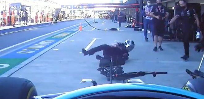Formula 1. Льюис Хэмилтон сбил своего механика – видео - Фото