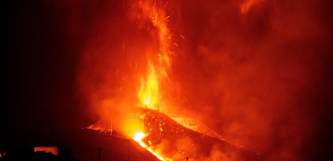 Извержение вулкана на Канарах усилилось. В Ла-Пальме закрыли аэропорт - Фото