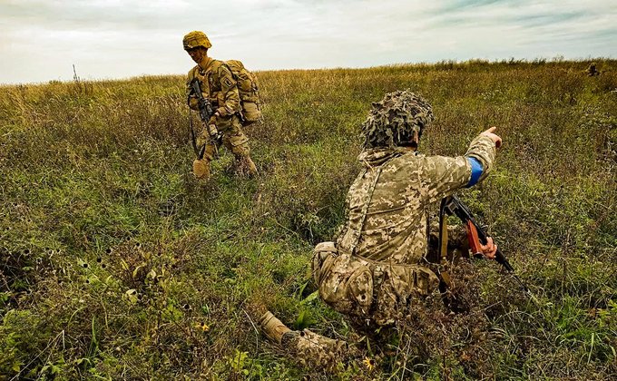 Украинские военные десантировались с американских "Геркулесов": фото 