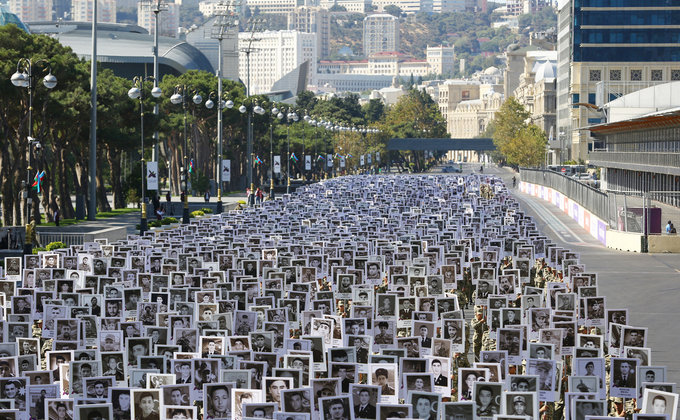 Загиблі за Карабах. У Баку 3000 військових пройшли з портретами жертв війни – фото