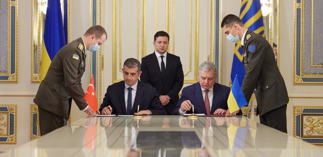 Украина и Турция подписали меморандум по Bayraktar: под Киевом построят совместный центр - Фото