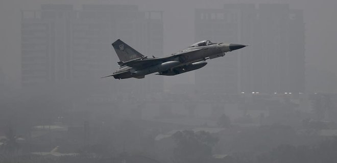 Тайвань сообщил о крупнейшим в истории вторжении военной авиации Китая - Фото