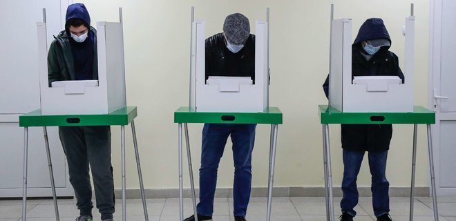 Согласно экзитполам, партия Саакашвили проигрывает на выборах в Грузии правящей партии - Фото