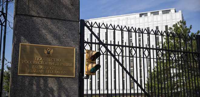 Сенаторы призвали Байдена выслать из США 300 российских 