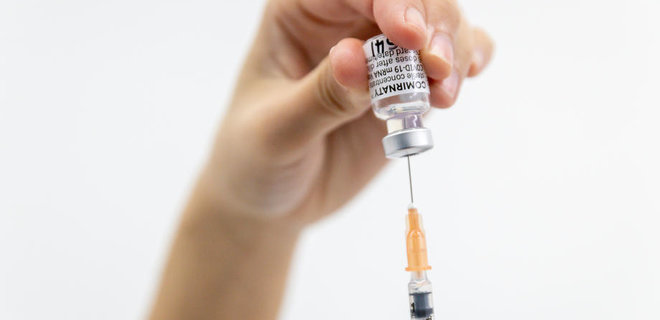 Коронавірус. В Україні вакцинували двома дозами 6 млн осіб, найчастіше кололи Pfizer - Фото