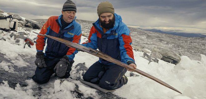 У Норвегії під льодом знайшли лижу, якій 1300 років – фото - Фото
