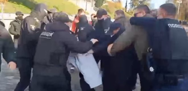 Полиция в Киеве не дала повесить баннер с призывом к санкциям против Коломойского: видео - Фото
