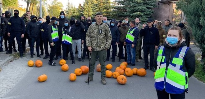 Принесли тыкву. Возле дома Порошенко второй день митинговали его противники и сторонники - Фото
