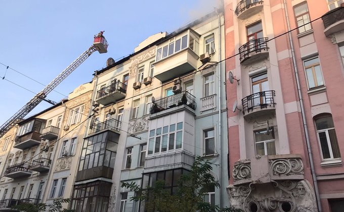 В центре Киева горел жилой дом: жертв нет, перекрыта улица – фото, видео