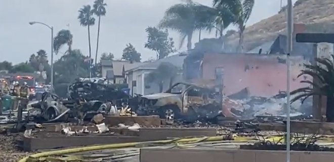 В Калифорнии легкомоторный самолет упал на жилые дома, есть погибшие и раненые: видео - Фото