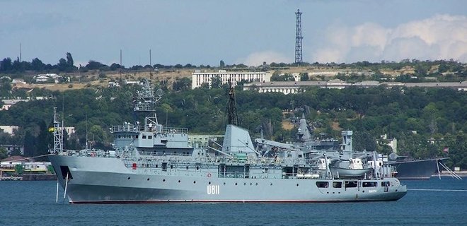 Авария в Черном море. Поврежденный военный корабль прибыл в Одессу - Фото