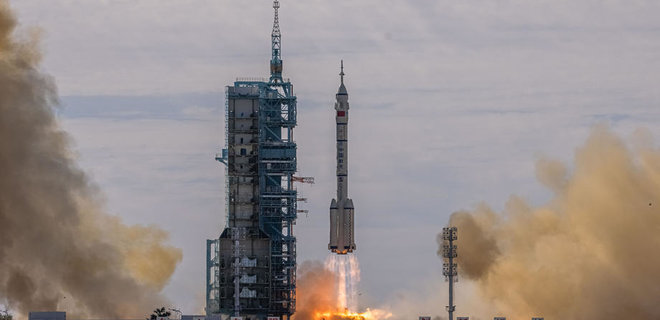 Китай запустил ракету с тремя космонавтами для строительства станции на орбите - Фото