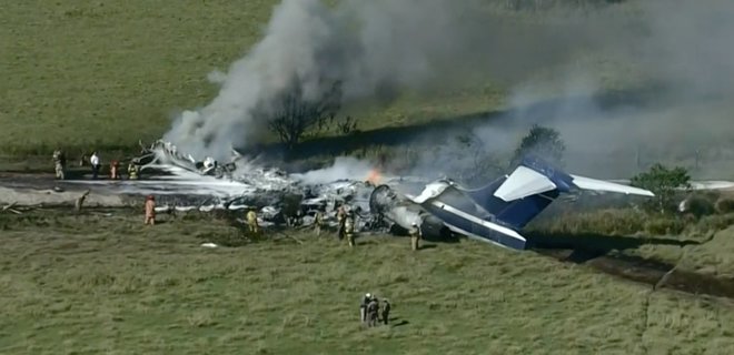 В США потерпел крушение самолет с 21 пассажиром на борту. Все выжили: видео - Фото