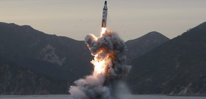 Северная Корея провела испытательный запуск баллистической ракеты с подводной лодки - Фото