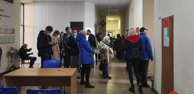 Українці почали масово вакцинуватися. За три дні – під 700 000 осіб: фото черг - Фото