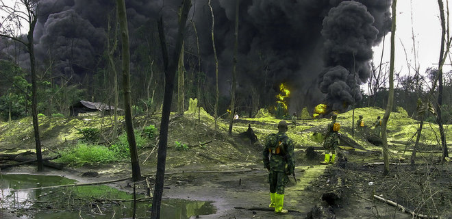 На нелегальном нефтеперерабатывающем заводе в Нигерии произошел взрыв: минимум 25 погибших - Фото