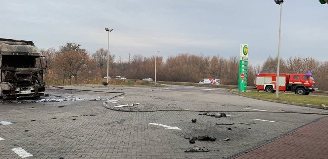 Взрыв на заправке под Харьковом. Пожар продолжается уже третий день – фото и видео - Фото