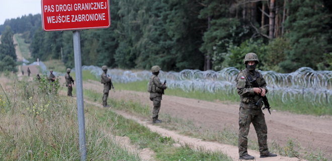Польские военные заметили беларуских пограничников с ножницами для резки ограждений: фото - Фото
