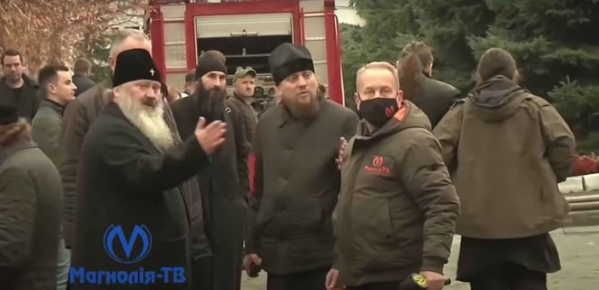 Священник в Киево-Печерской лавре забрал у журналиста телефон. Полиция открыла дело: видео - Фото