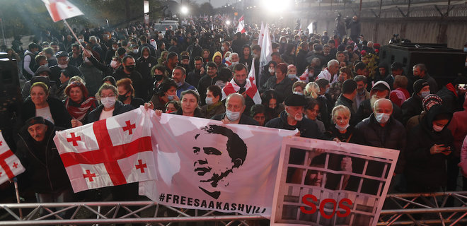 В Грузии идет многотысячная акция в поддержку Саакашвили: требуют перевести его в клинику - Фото