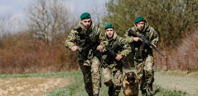 Украина укрепляет границу с Беларусью техникой, военными и беспилотниками  - Фото